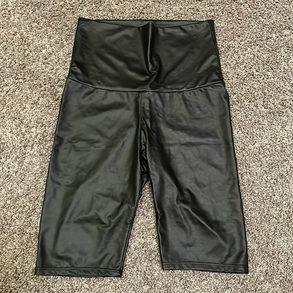 Krush women’s faux leather black bike shorts / size S / K-53
